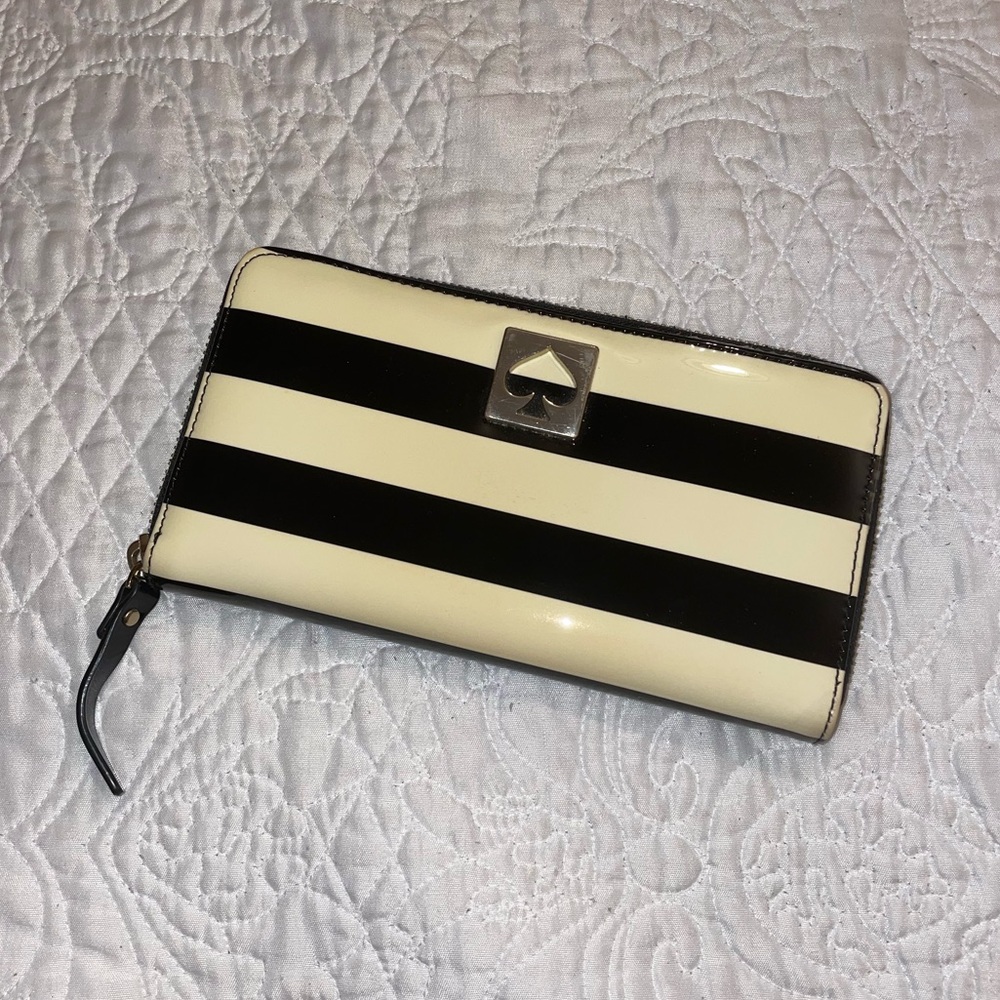 ♠️ Cream and Black Striped Kate Spade Large Zip-Up Wallet // Gently Used ♠️